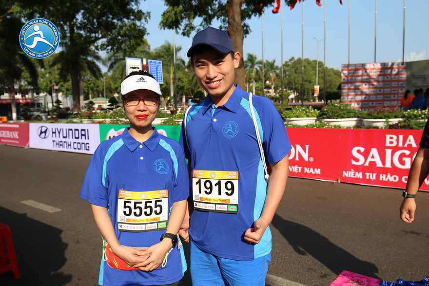 Nhà báo Duy Thành-báo điện tử VTC News (trái) tham dự Việt dã Tiền Phong và Marathon giải báo Tiền Phong năm 2018 trên đất Buôn Mê