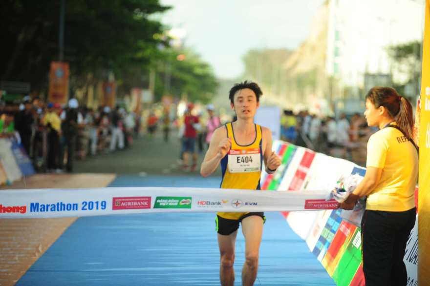 Bùi Thế Anh (Quân đội) bảo vệ thành công ngôi vô địch nội dung marathon. Ảnh: Xuân Tùng