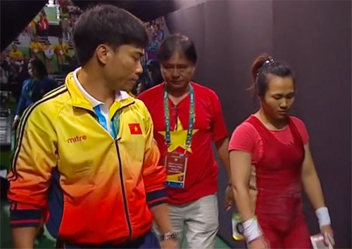 Vương Thị Huyền thất thần khi bị trọng tài từ chối công nhận thành tích.