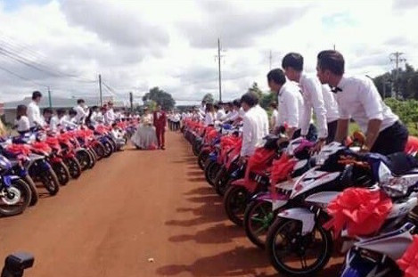 9X Bình Phước gây náo loạn khi rước dâu bằng 90 xe Exciter