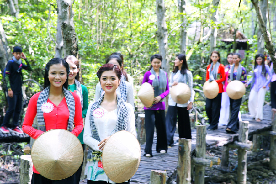 Người đẹp HHVN bị khỉ giật túi khi thăm chiến khu Rừng Sác