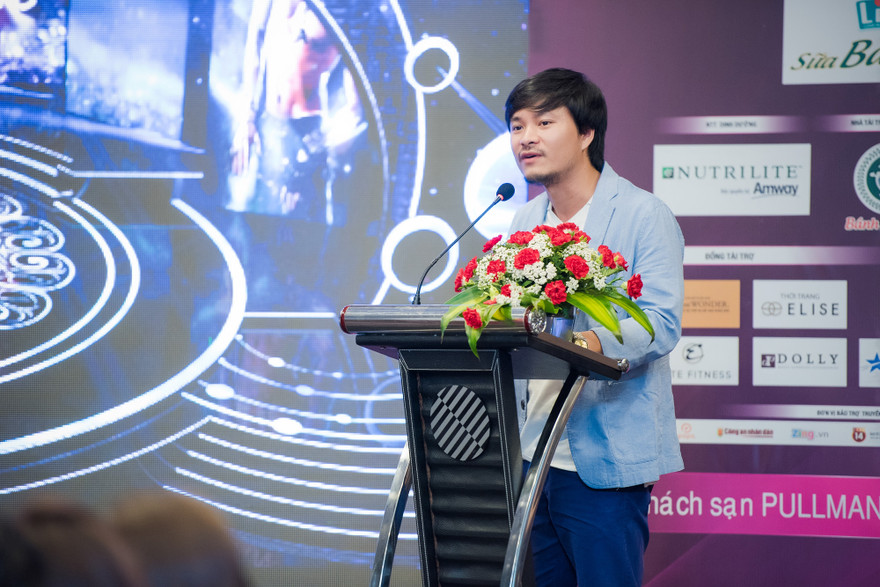 Tổng đạo diễn Hoàng Nhật Nam giới thiệu về sân khấu đêm Chung kết Hoa hậu Việt Nam 2015.