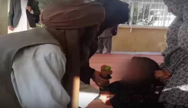 Bé Gharibgol (phải) và người cha nhẫn tâm (trái).