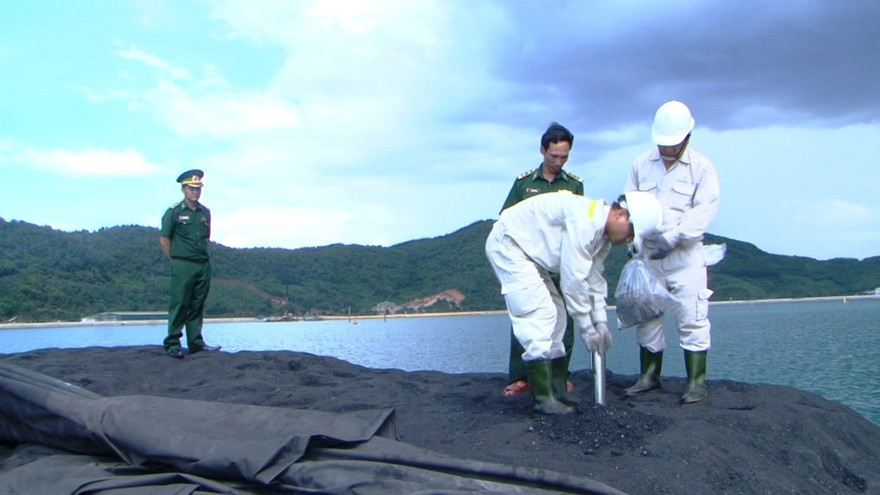 Lực lượng chức năng thuộc BĐBP TT-Huế và lực lượng đặc nhiệm kiểm tra than lậu vận chuyển trên tàu Tiến Thành 16 (QN 8196).