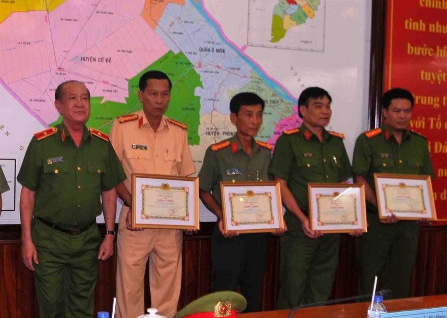 Các chiến sỹ công an nhận bằng khen.