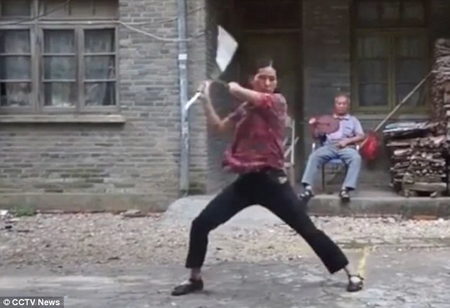 Bà Lei biểu diễn múa côn nhị khúc.