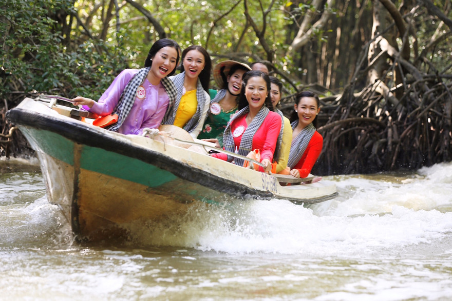 Người đẹp HHVN thót tim ‘cưỡi’ cano thăm rừng đước