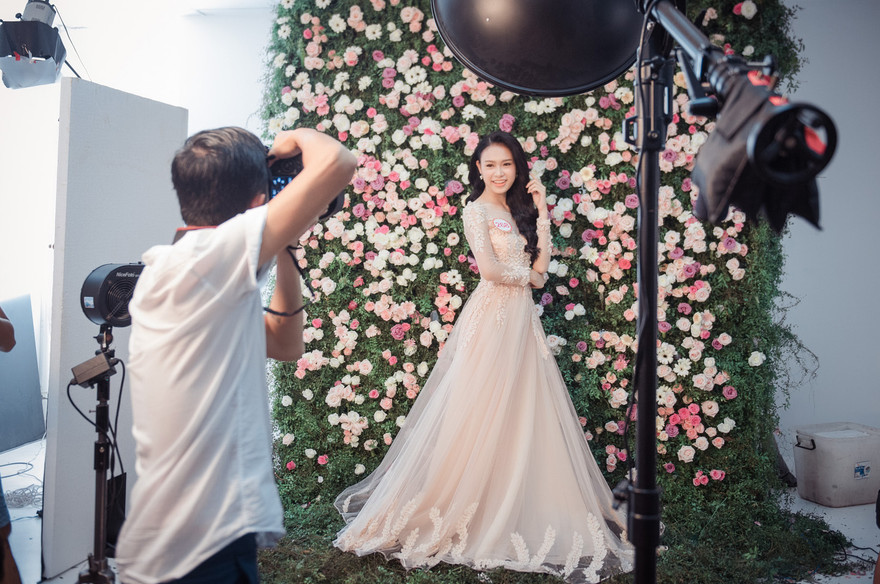 Nhiếp ảnh gia Lê Thiện Viễn chụp hình cho thí sinh Phùng Bảo Ngọc Vân.