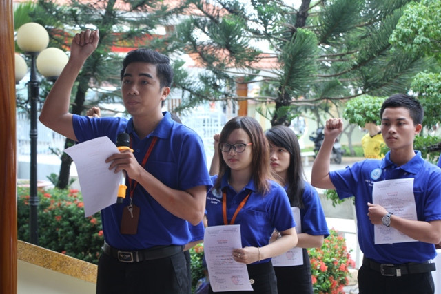 6 đảng viên mới thực hiện nghi thức tuyên thệ khi bước vào hàng ngũ ĐCSVN và nhận quyết định kết nạp.