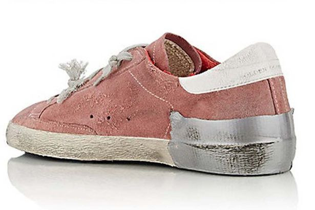 Đôi giày rách nát được bán tại cửa hàng thời trang New York (Mỹ).