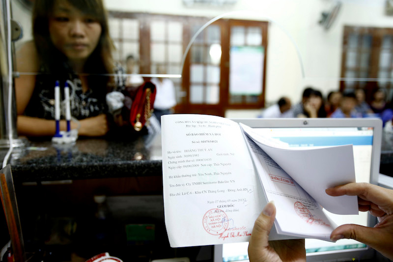 Có thể giảm mức thu BHXH từ doanh nghiệp, và tăng mức thu với người lao động. Ảnh: Như Ý