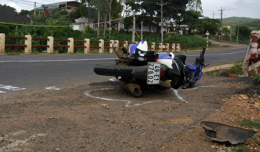 Xe máy bị húc văng ra sát thành cầu