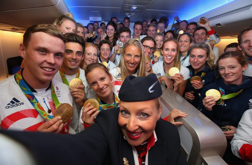 Có ít nhất 20 chiếc huy chương xuất hiện trong bức ảnh này, trong đó chủ yếu là huy chương vàng.