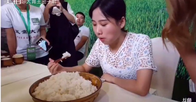 Sốc với thiếu nữ 'dạ dày không đáy' ăn liền tù tì 4kg cơm