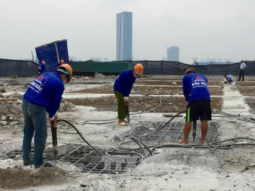 Dùng cần trục tháp phá dỡ phần sai phép nhà 8B Lê Trực