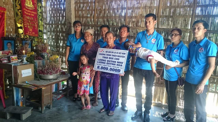Ngày 8/8, Hội anh em lái xe Việt Nam đã trao số tiền 8 triệu đồng cho hai chị em Lương Thị Nga mồ côi cả bố lẫn mẹ do tai nạn giao thông