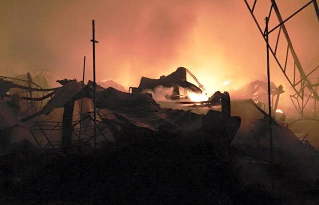 Cháy rực trời lúc nửa đêm.