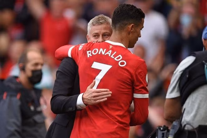 Solskjaer hết lời ca ngợi Ronaldo.