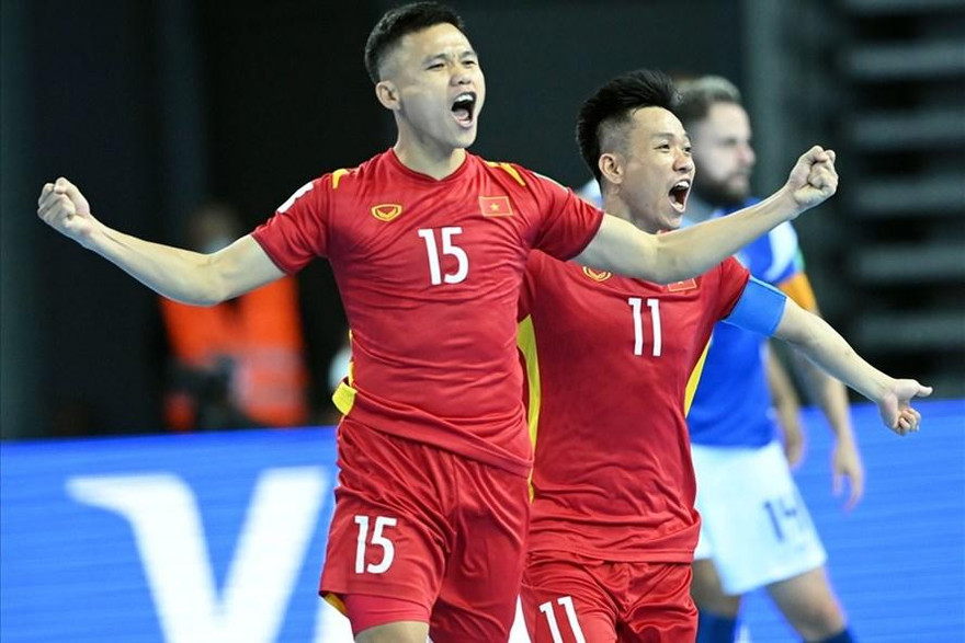 Khổng Đình Hùng ăn mừng bàn thắng vào lưới Brazil