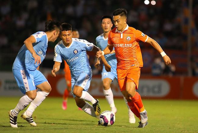 Trần Đình Kha (áo cam) bị loại khỏi đội tuyển Việt Nam