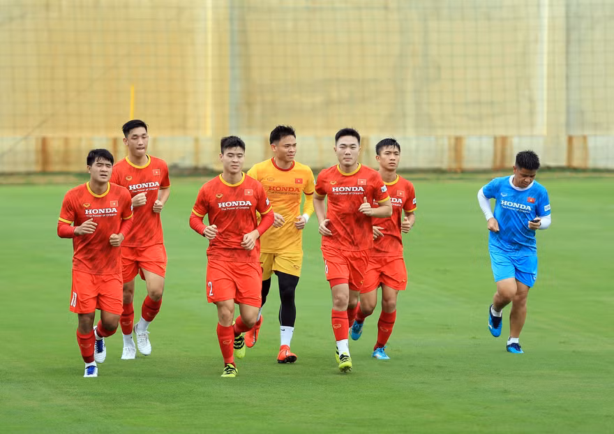 Công Phượng hớn hở gặp đồng đội, tuyển thủ Việt Nam 'đội mưa' tập luyện