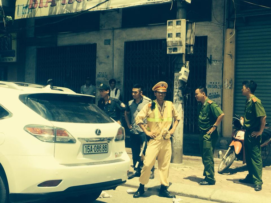 Chiếc xe ô tô BKS 15A-086.86, phát hiện 1 khẩu súng ngắn và 11 viên đạn. Ảnh otofun 