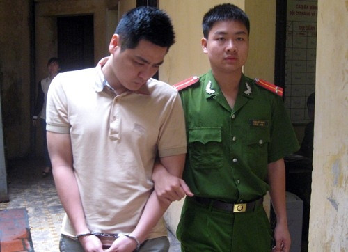 Đỗ Tuấn Hiệp bị áp giải về cơ quan công an