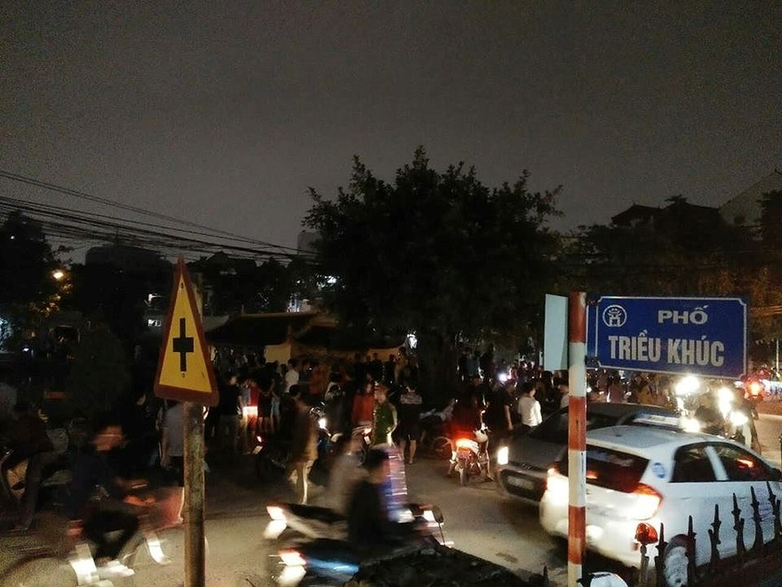 Người dân hiếu kỳ vây quanh hiện trường. Ảnh: Đ.H