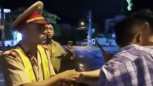 'Thúc cùi chỏ' làm CSGT té ngã, có thể xử tù người tung clip?