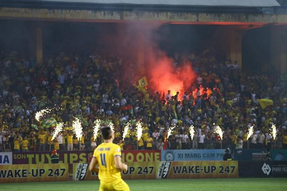 Hàng Đẫy lần thứ 2 có pháo sáng kể từ đầu mùa giải