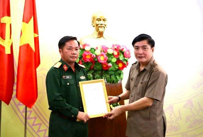 Bí thư Tỉnh ủy Đắk Lắk Bùi Văn Cường trao quyết định cho Đại tá Lê Mỹ Danh.