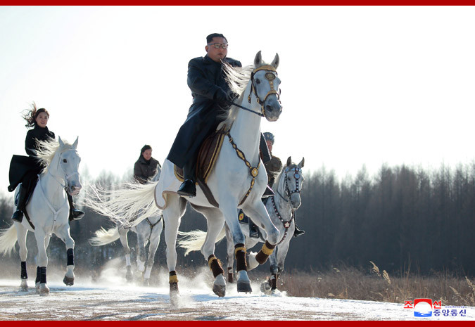 Ông Kim cùng vợ cưỡi ngựa, đốt lửa sưởi ấm trên núi thiêng Bạch Đầu