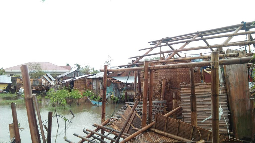 Bão Ursula khiến nhiều căn nhà bị hư hại. Ảnh: Twitter