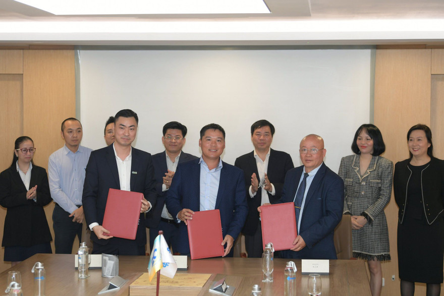 Lễ ký kết gói thầu.