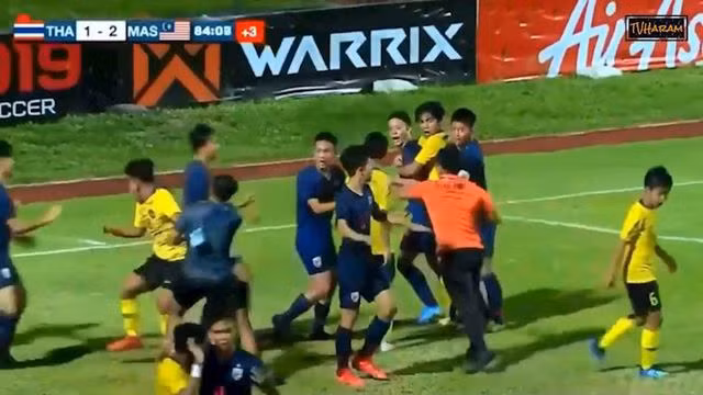 Thái Lan xin lỗi vì màn đấu võ, Malaysia ăn mừng kiểu 'giấc ngủ bình yên'