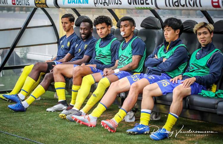 Công Phượng (ngoài cùng bên phải) không được đăng ký thi đấu.