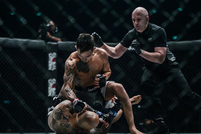 Võ sỹ gốc Việt Thanh Lê tung 'mưa' đòn hạ gục cựu vô địch thế giới