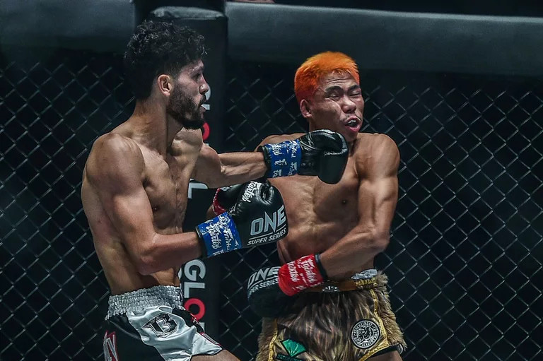 Võ sỹ Hà Lan trút 'mưa đòn' lên nhà vô địch Kick-boxing Thái