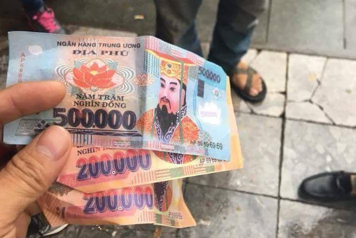 Dùng tiền âm phủ để giao dịch.