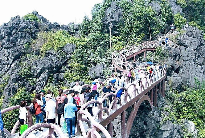 Lực lượng chức năng phá dỡ công trình sai phạm Ảnh: M.Đ