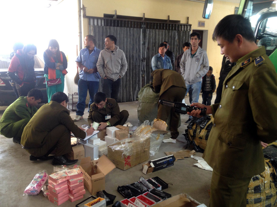 Lực lượng chức năng kiểm tra hàng lậu