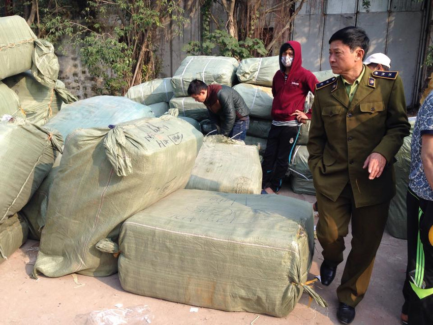 Lực lượng chức năng kiểm tra lô hàng