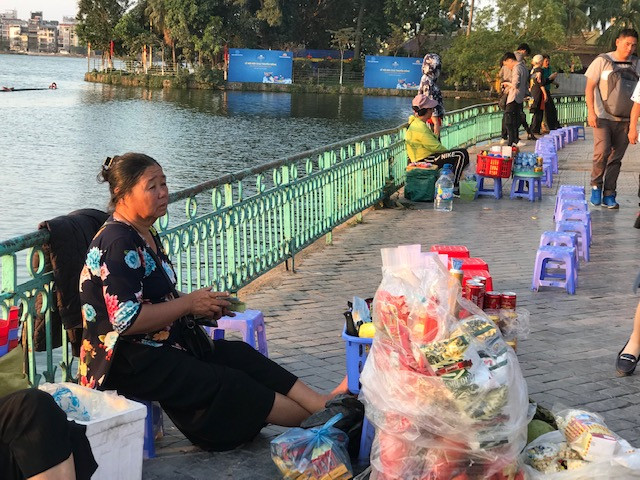 hàng quán chiếm vườn hoa, vỉa hè