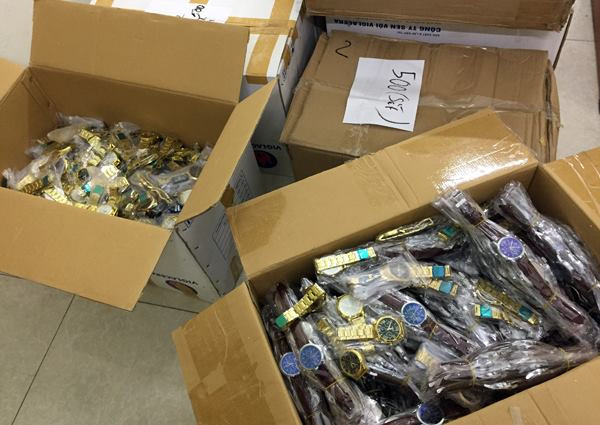 Hàng nghìn chiếc đồng hồ bị thu giữ. Ảnh: MĐ