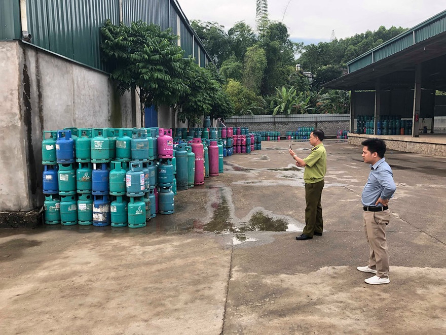 Nhiều vỏ bình gas mang nhiều nhãn hiệu khác nhau trong khuôn viên Cty Khánh Linh. Ảnh: Đ.H