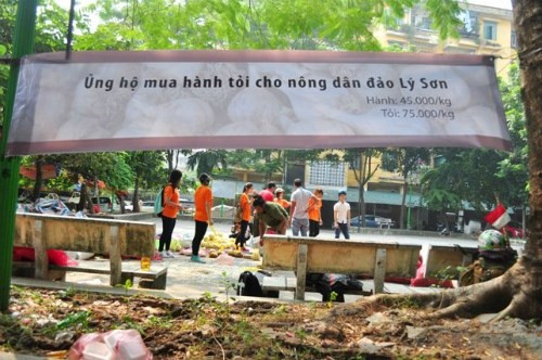 Băng rôn kêu gọi mua hành, tỏi Lý Sơn tại một điểm bán ở Hà Nội.