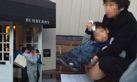  Hành động phản cảm của du khách Trung Quốc ở Anh bị đưa lên báo chí và mạng xã hội. Ảnh: Apple Daily