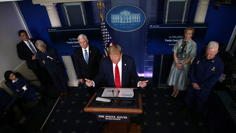 Tổng thống Trump trả lời họp báo tại Nhà Trắng, bên cạnh là các bác sĩ thuộc đội "đặc nhiệm" chống COVID-19. Ảnh: Reuters