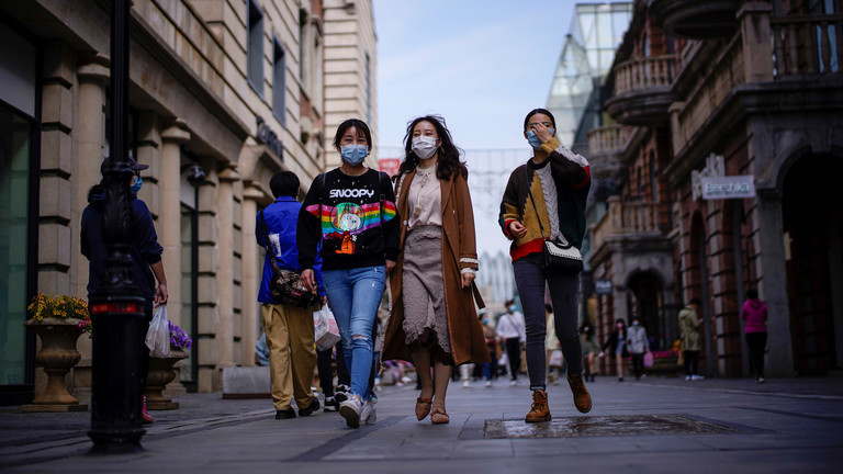 Người dân Vũ Hán đeo khẩu trang phòng dịch sau khi thành phố mở cửa trở lại vào ngày 8/4. Ảnh: Reuters