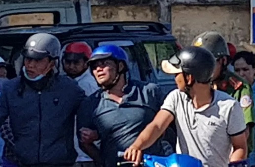 Ý đang bị lực lượng công an phường bắt giữ